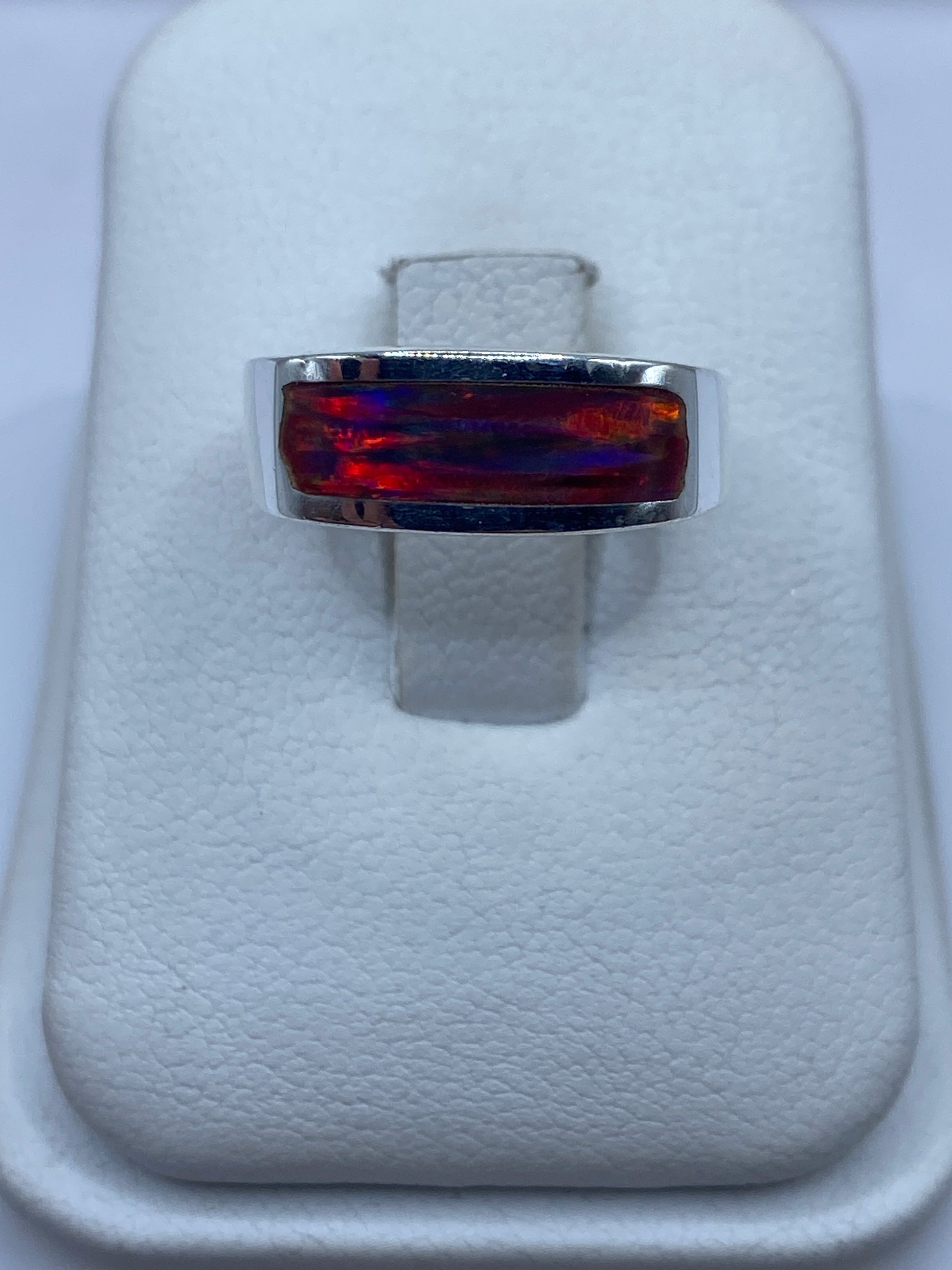 Anillo de plata con circonias multicolor rojo, azul y amarillo en la mano