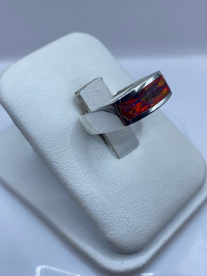 Vista lateral del anillo banda moderna con piedras multicolor