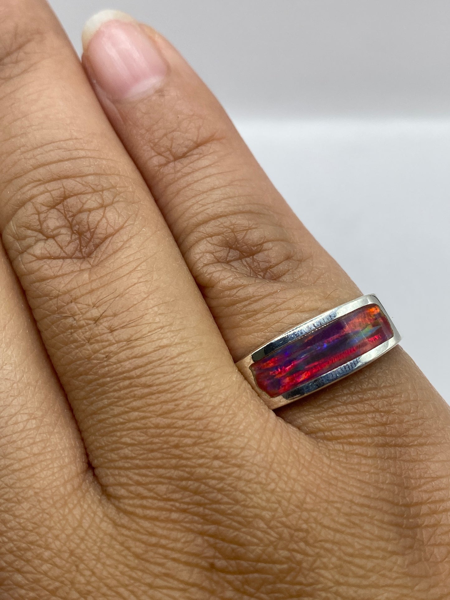 Anillo sobre fondo blanco mostrando sello 925 MEXICO en la banda interior