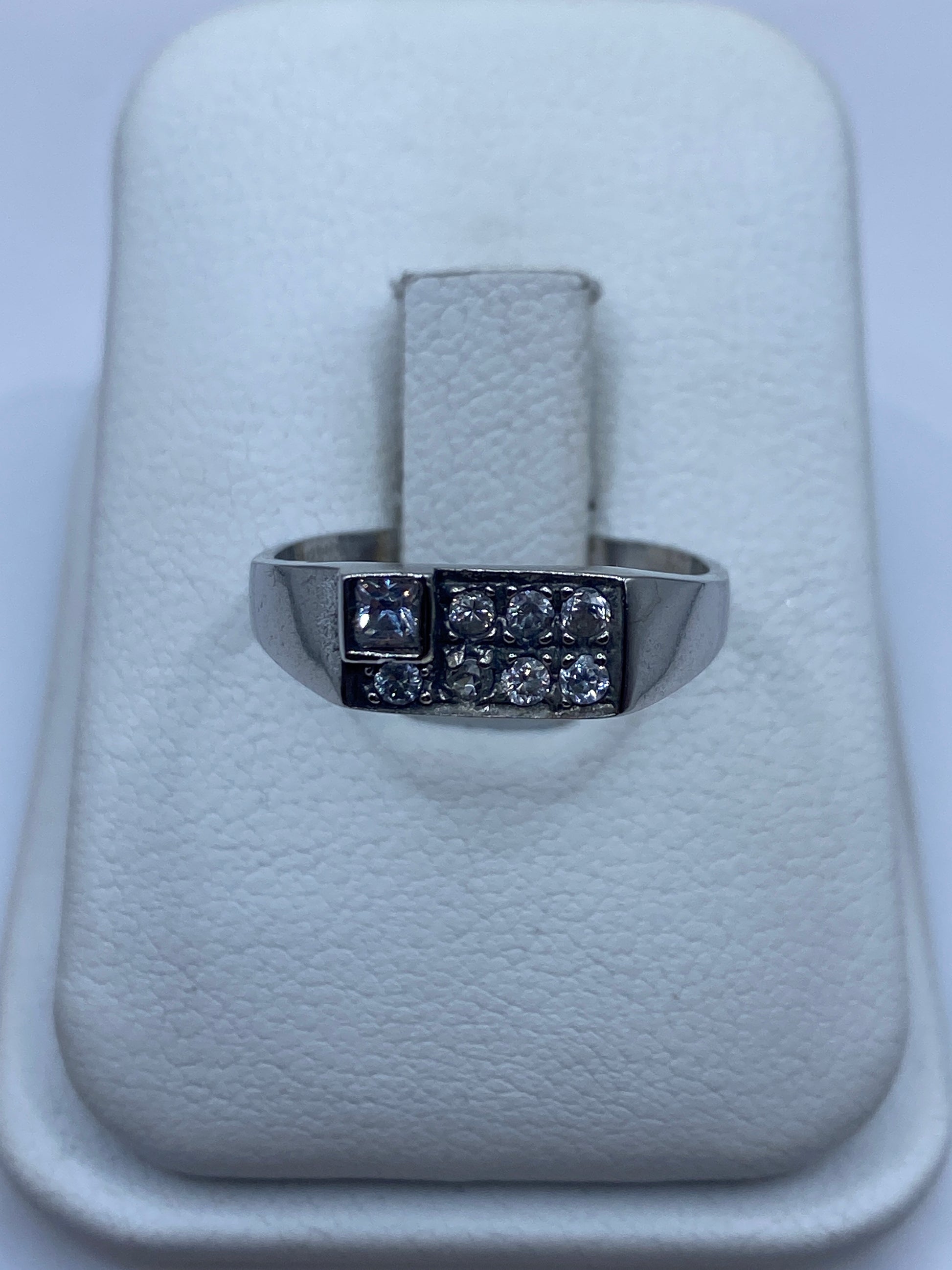 Anillo solitario de plata con circonia blanca brillante en estuche de presentación