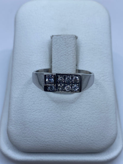 Anillo solitario de plata con circonia blanca brillante en estuche de presentación