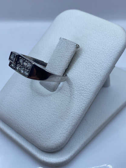 Vista frontal del anillo minimalista mostrando la circonia blanca engastada en plata .925