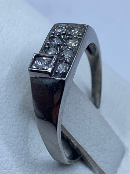 Anillo de plata en el dedo de una mujer, luz natural resaltando el brillo de la piedra