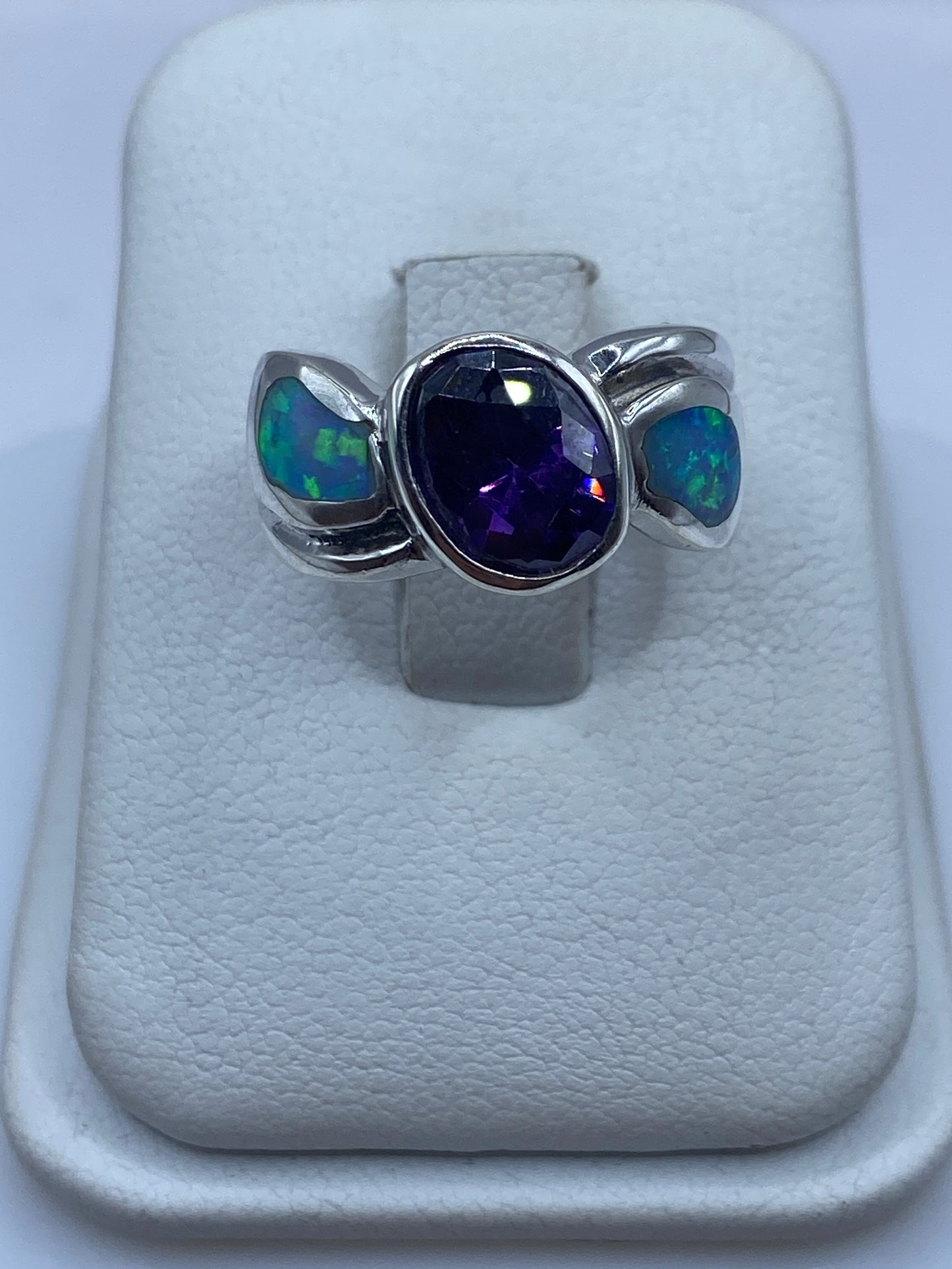 Anillo de plata con ópalo de fuego multicolor exhibiendo arcoíris naturales