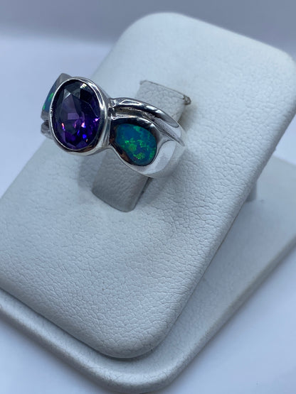 Vista frontal del anillo envolvente en plata .925 con piedra multicolor