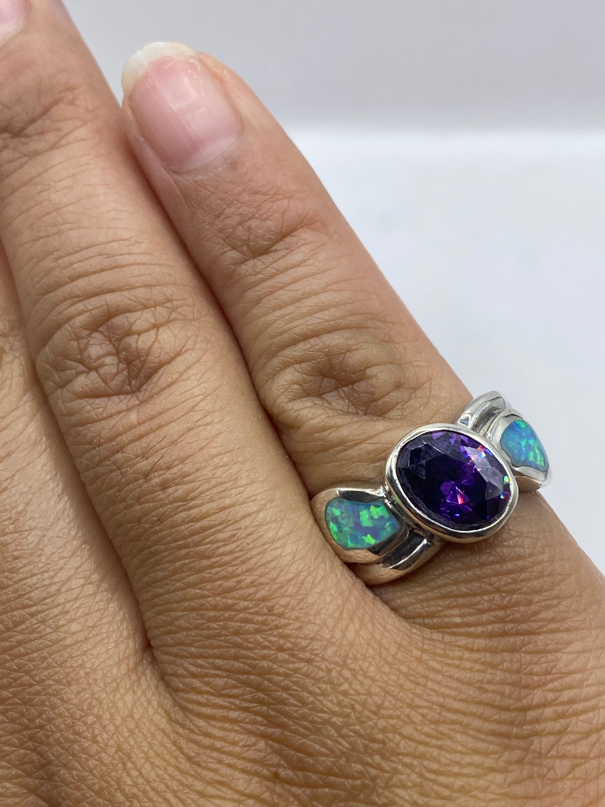 Anillo sobre fondo blanco mostrando el sello 925 en la banda de plata