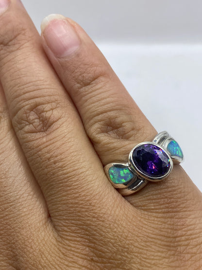 Anillo sobre fondo blanco mostrando el sello 925 en la banda de plata