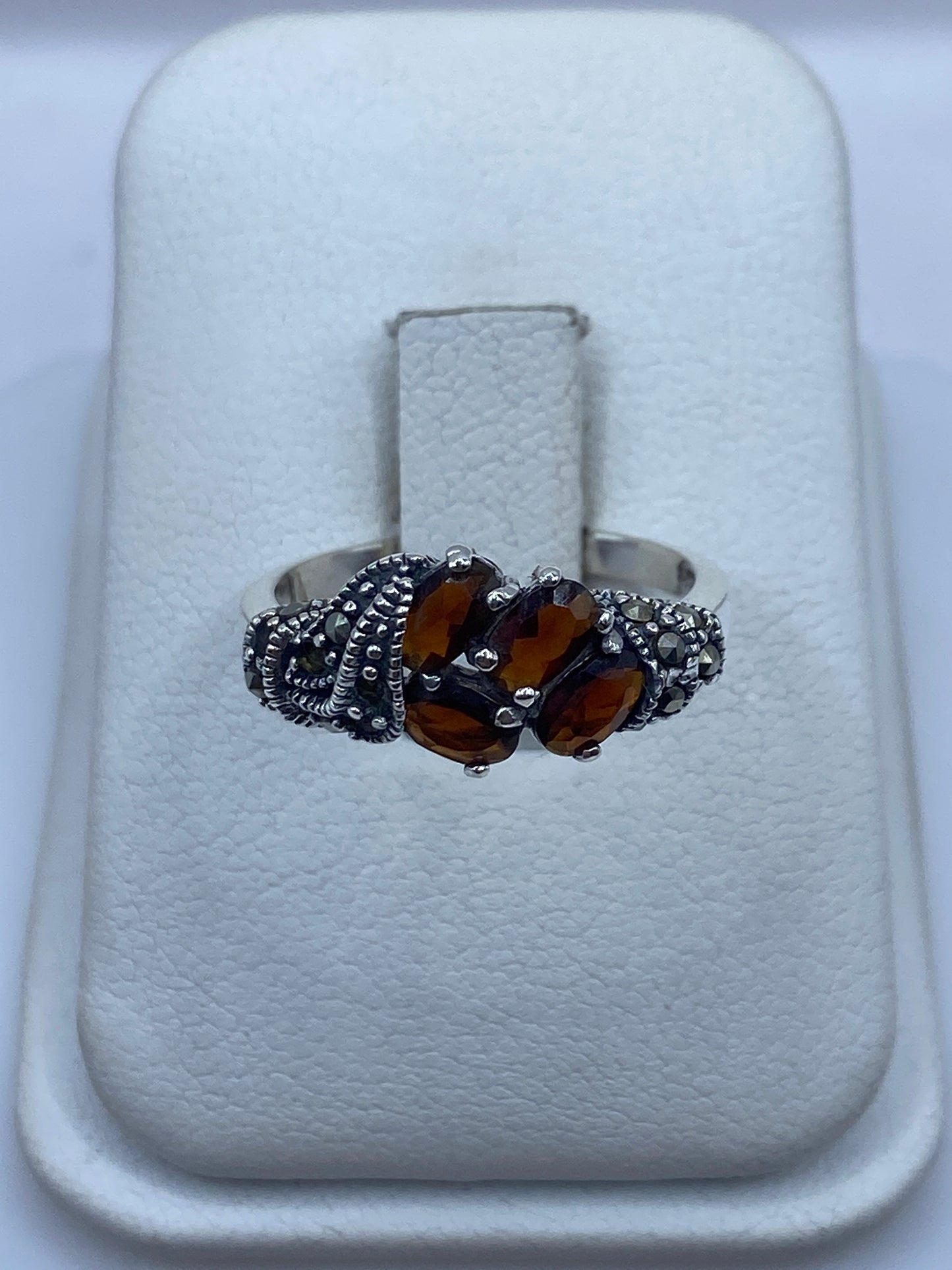 Anillo coctel vintage de plata con circonias ámbar y negro en estuche blanco