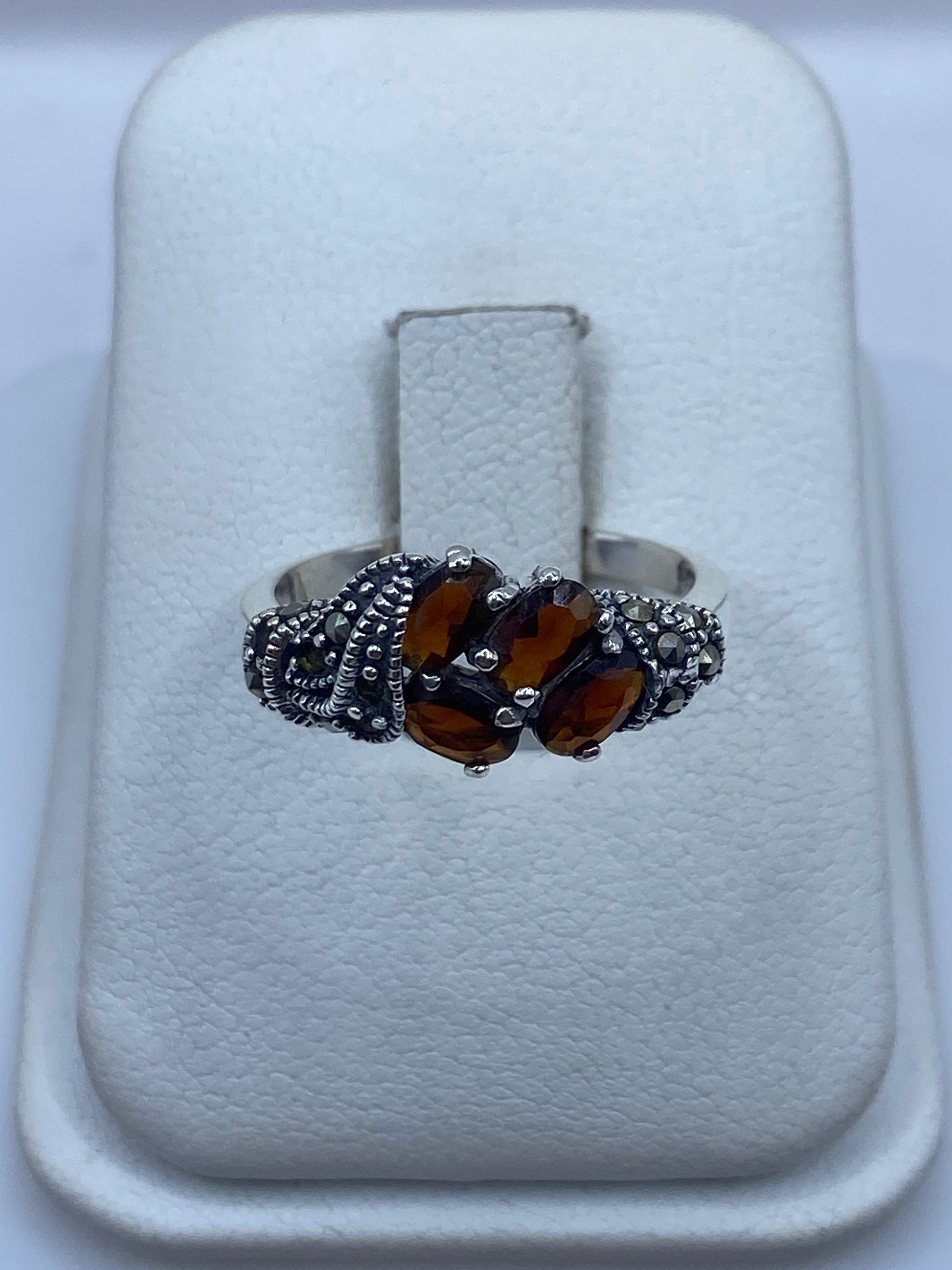 Anillo coctel vintage de plata con circonias ámbar y negro en estuche blanco