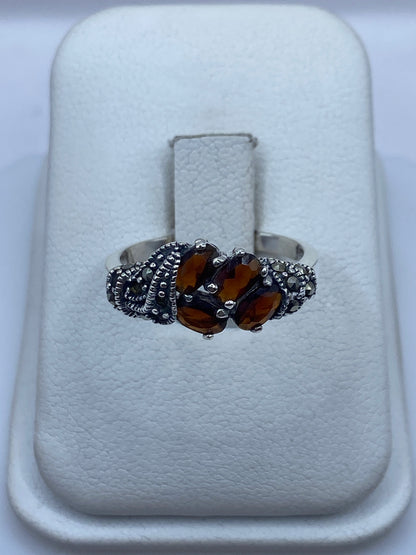 Anillo coctel vintage de plata con circonias ámbar y negro en estuche blanco