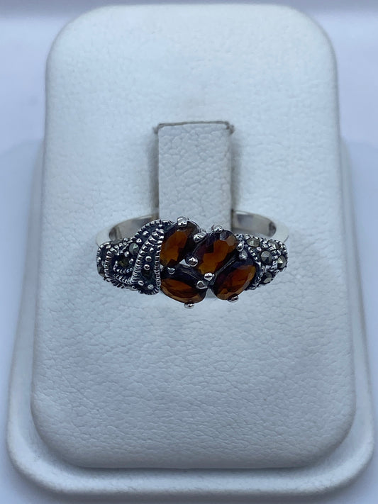 Anillo coctel vintage de plata con circonias ámbar y negro en estuche blanco