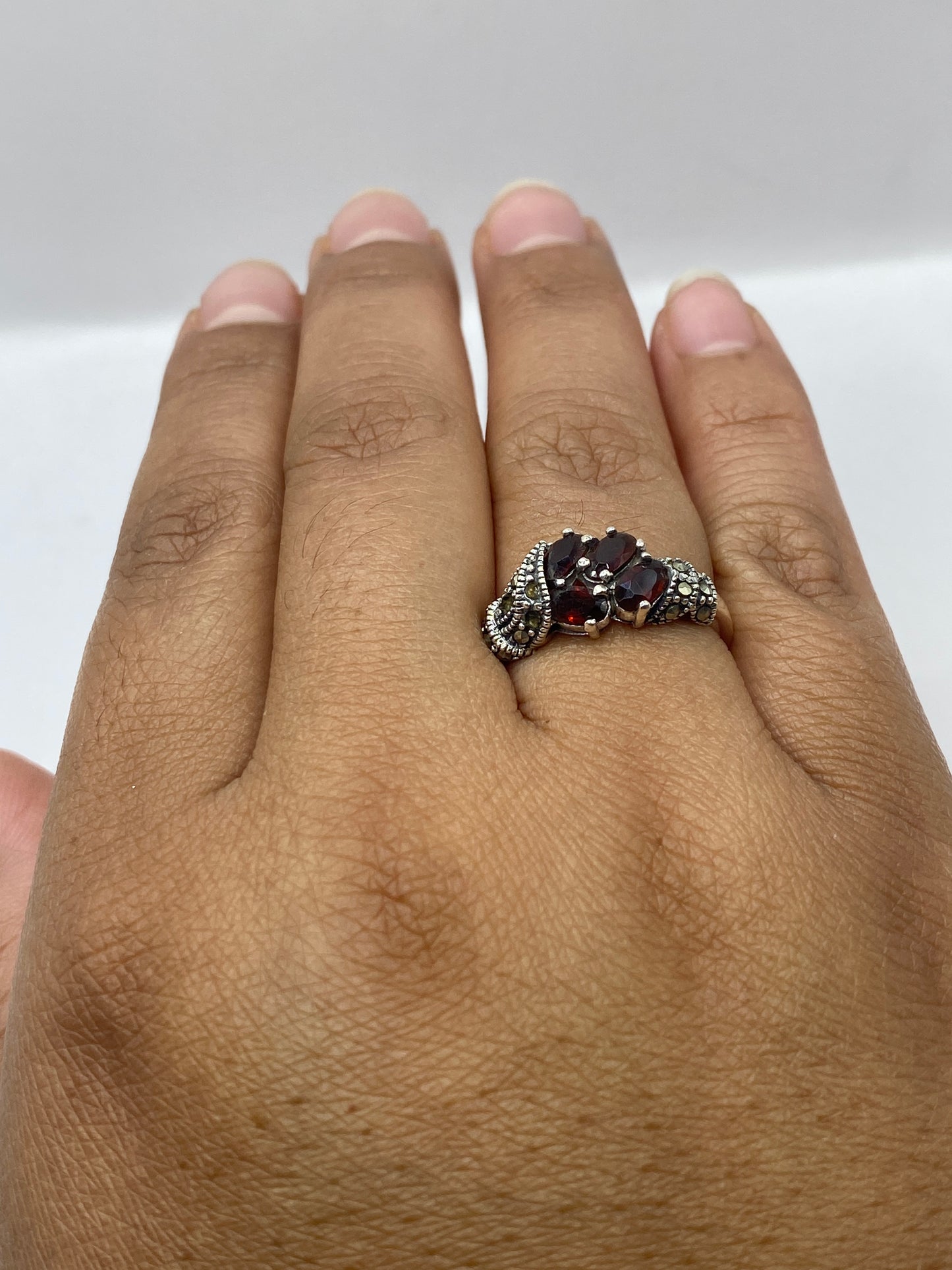 Anillo puesto en dedo mostrando el brillo y proporciones del diseño vintage