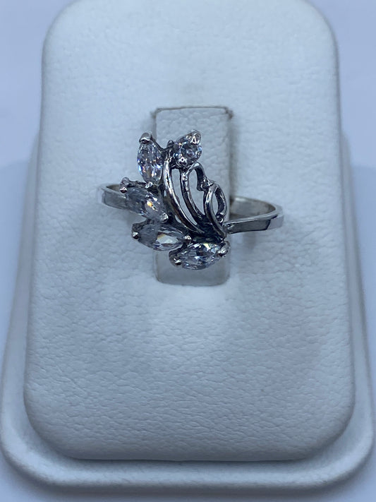 Anillo solitario de plata con circonia blanca brillante en caja de presentación
