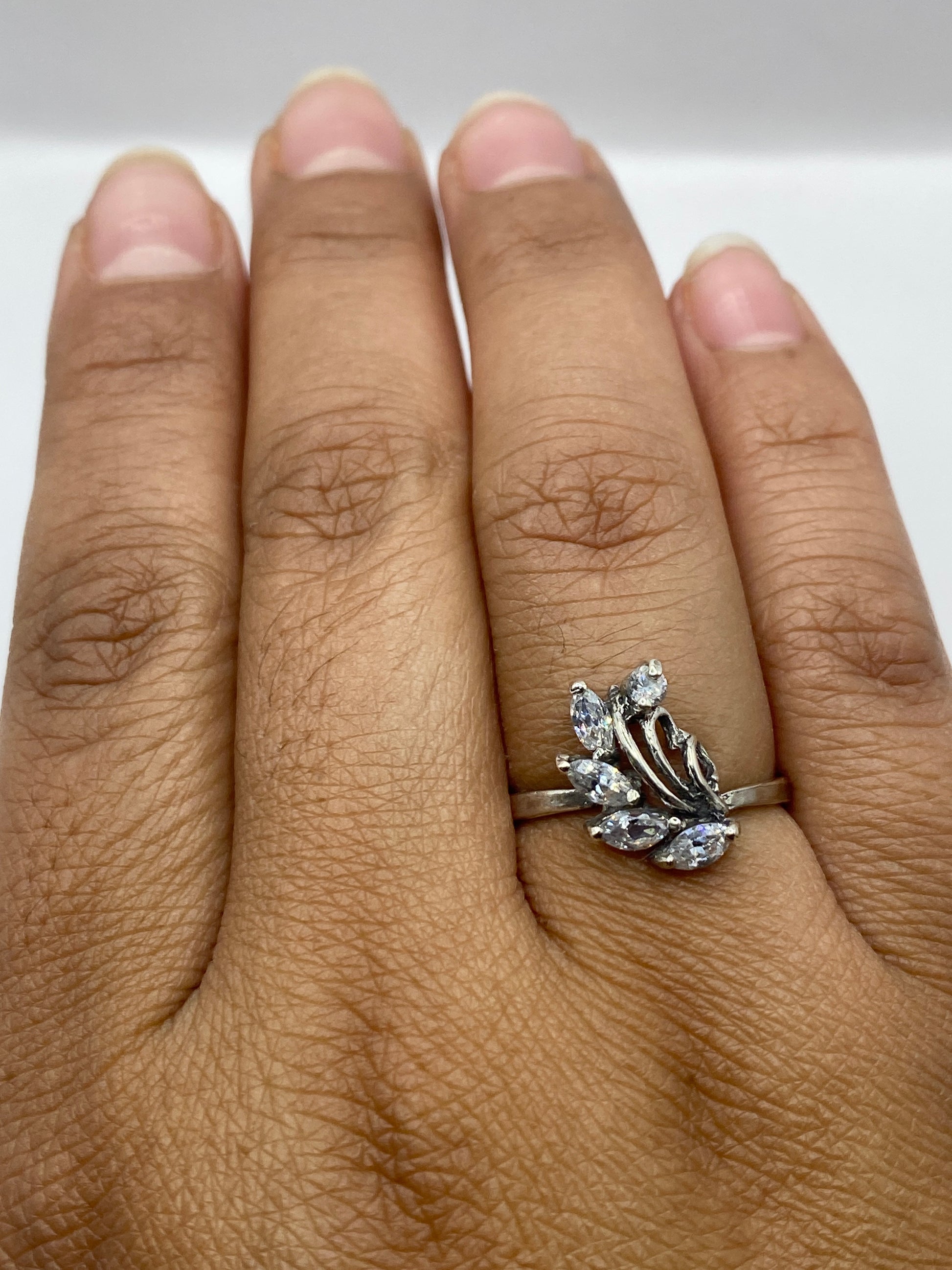 Anillo solitario en dedo de mujer, mostrando la elegancia versátil del diseño