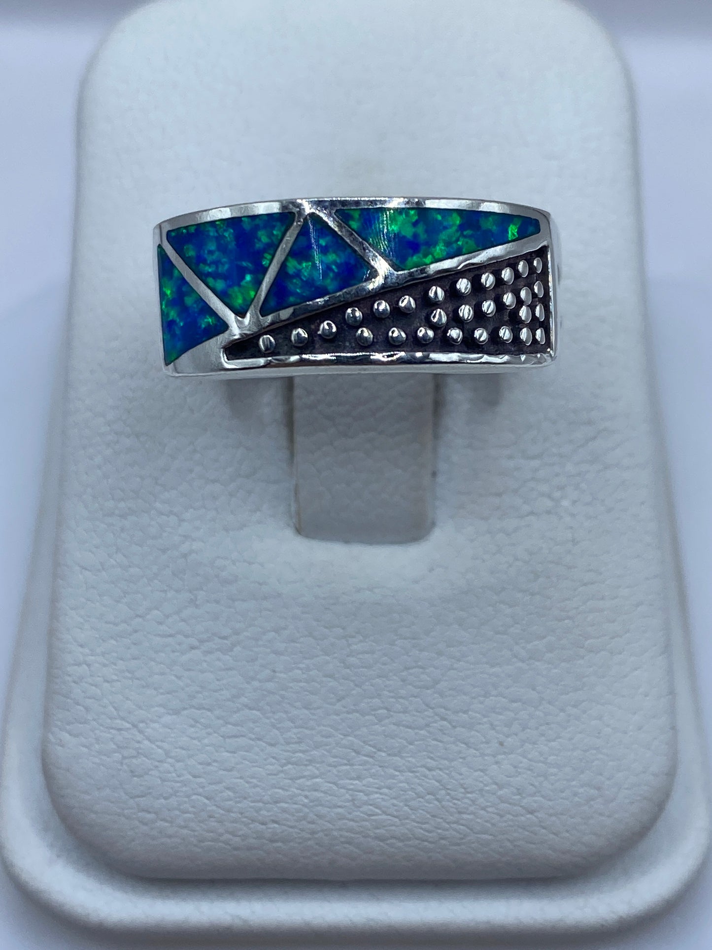 Anillo de plata .950 con ópalo de fuego azul y verde, diseño geométrico moderno