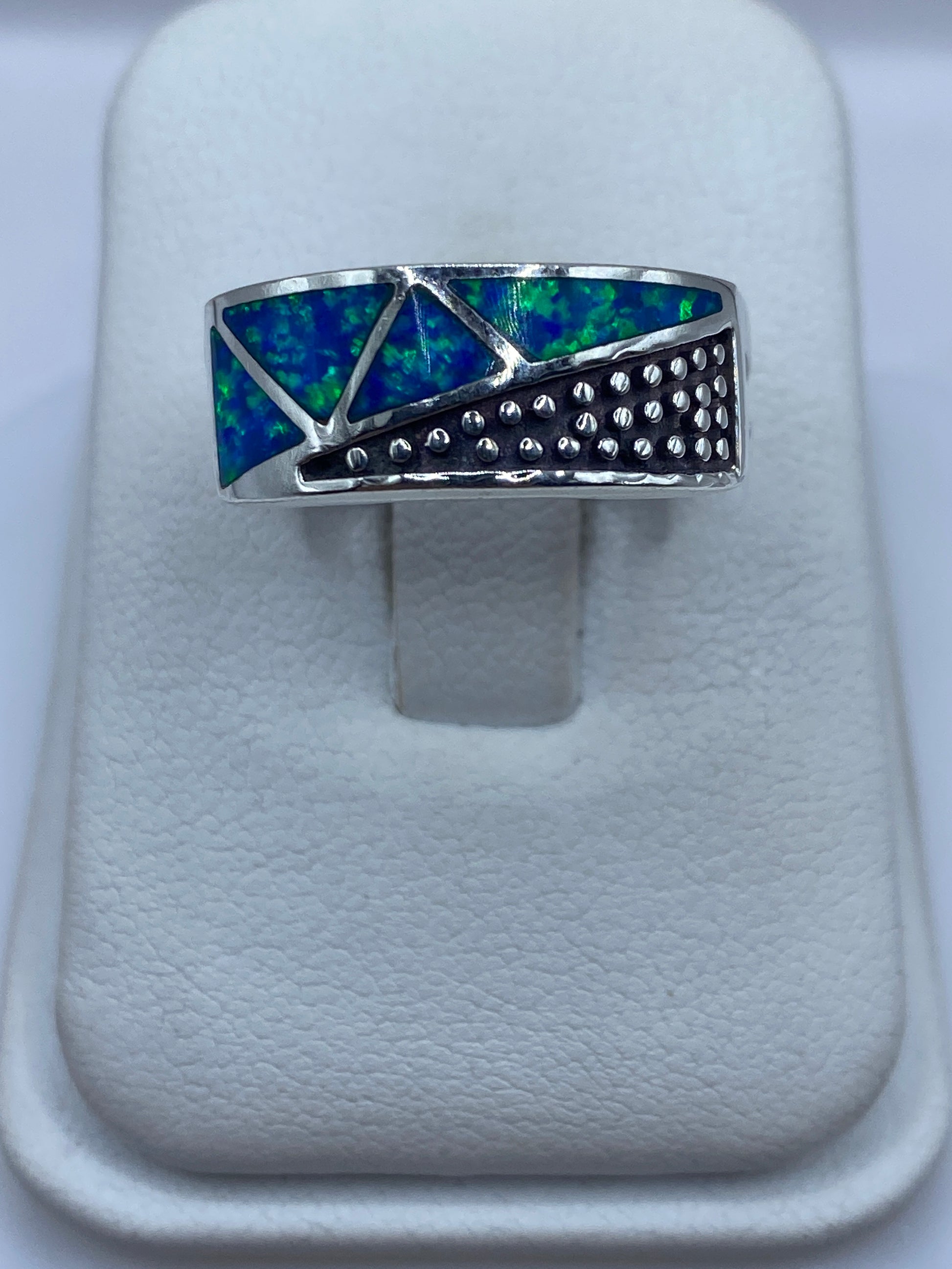 Anillo de plata .950 con ópalo de fuego azul y verde, diseño geométrico moderno