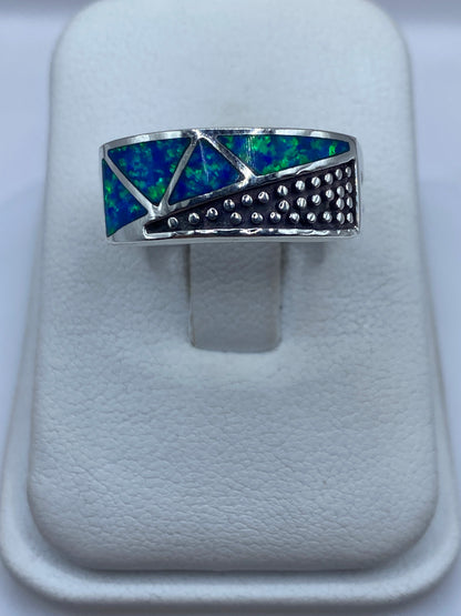 Anillo de plata .950 con ópalo de fuego azul y verde, diseño geométrico moderno