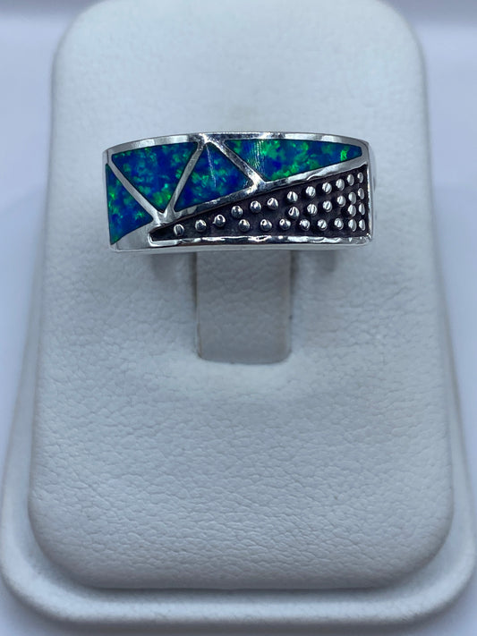 Anillo de plata .950 con ópalo de fuego azul y verde, diseño geométrico moderno