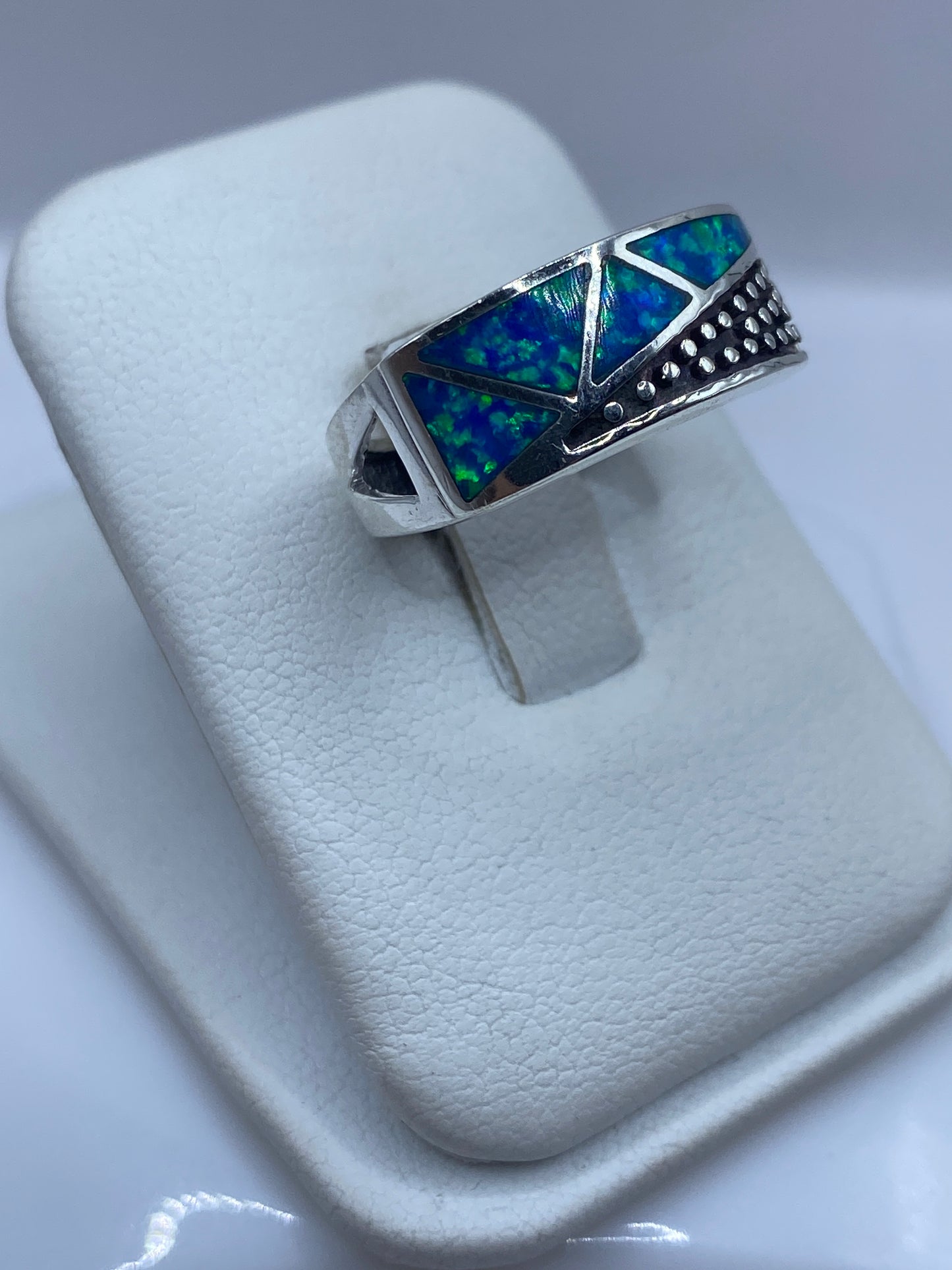 Detalle del ópalo azul con fuego natural en anillo de plata pura, vista frontal
