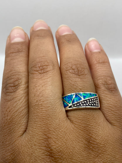 Vista lateral del anillo de plata .950 con grabados geométricos y sello de pureza