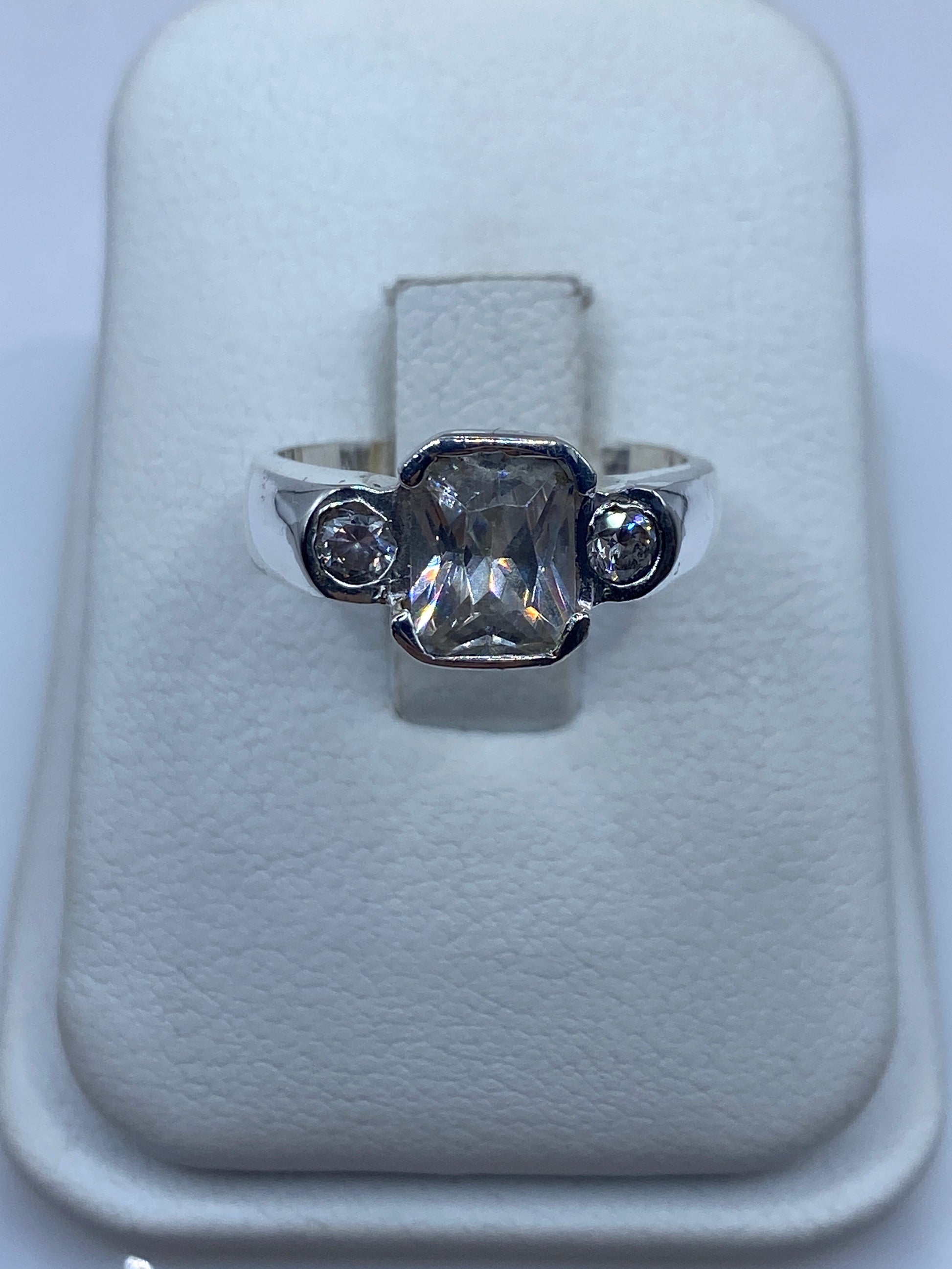Anillo de plata solitario con circonia blanca talla brillante, frente frontal en estuche blanco