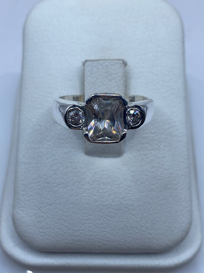 Anillo de plata solitario con circonia blanca talla brillante, frente frontal en estuche blanco