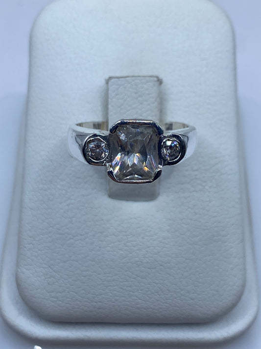 Anillo de plata solitario con circonia blanca talla brillante, frente frontal en estuche blanco