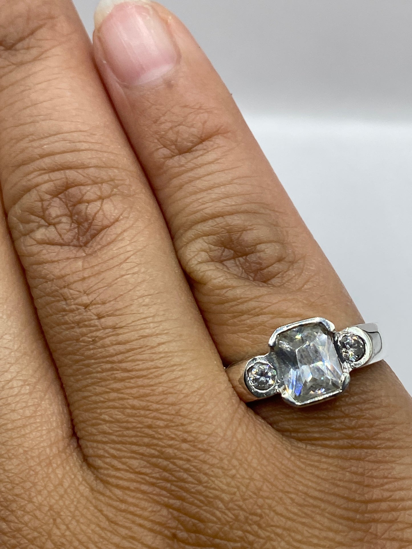 Anillo en dedo mostrando la elegancia del solitario en uso diario