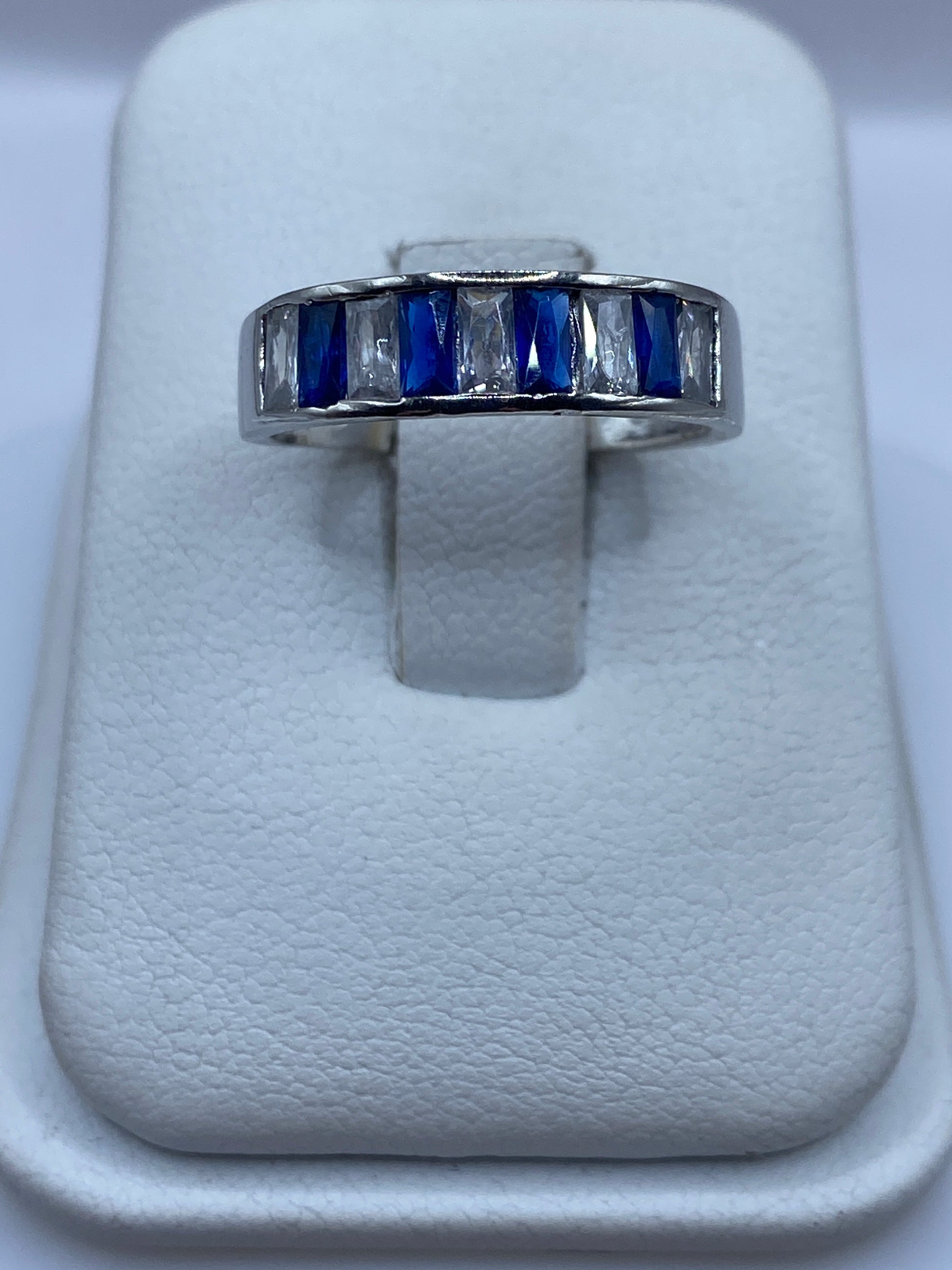 Anillo de plata minimalista con circonia azul en estuche blanco