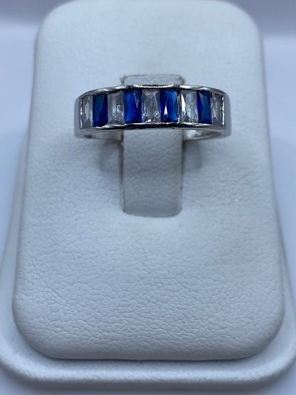 Anillo de plata minimalista con circonia azul en estuche blanco