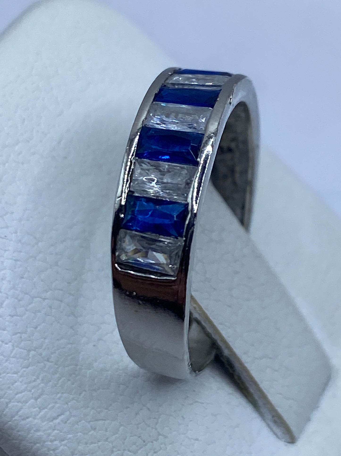 Detalle de la circonia azul tono zafiro engastada en plata .925