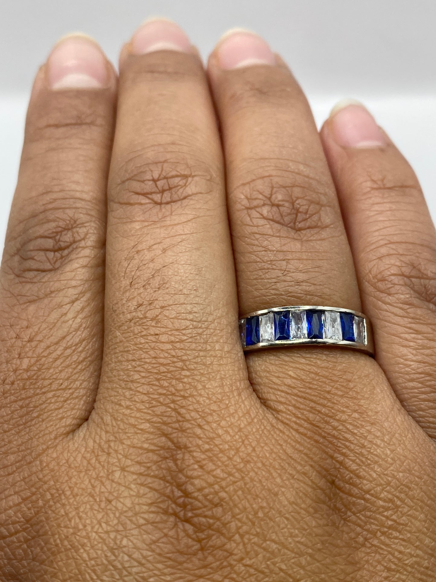 Anillo de plata unisex en dedo masculino mostrando elegancia discreta