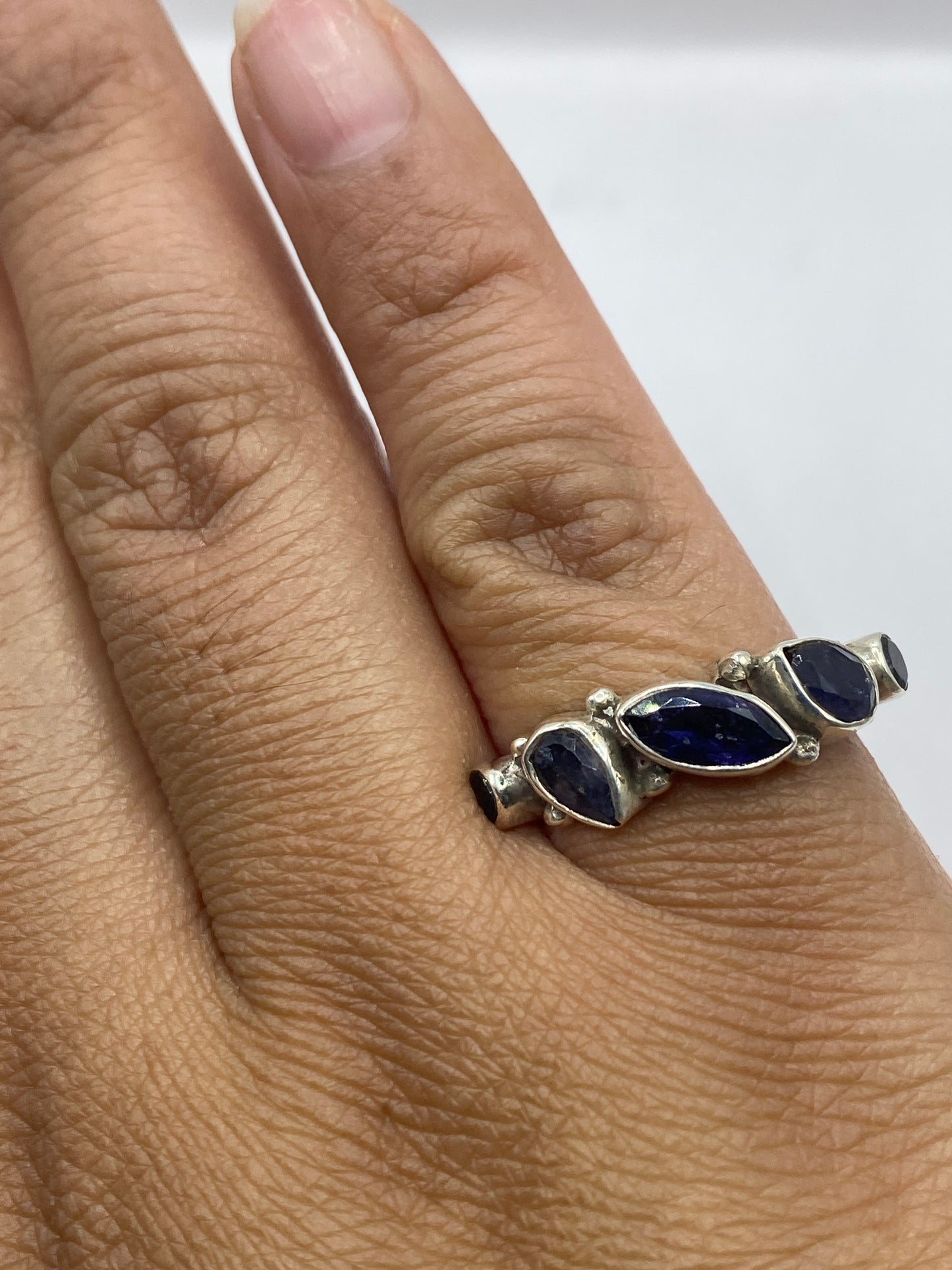 Anillo en mano sobre fondo blanco demostrando proporción y elegancia minimalista