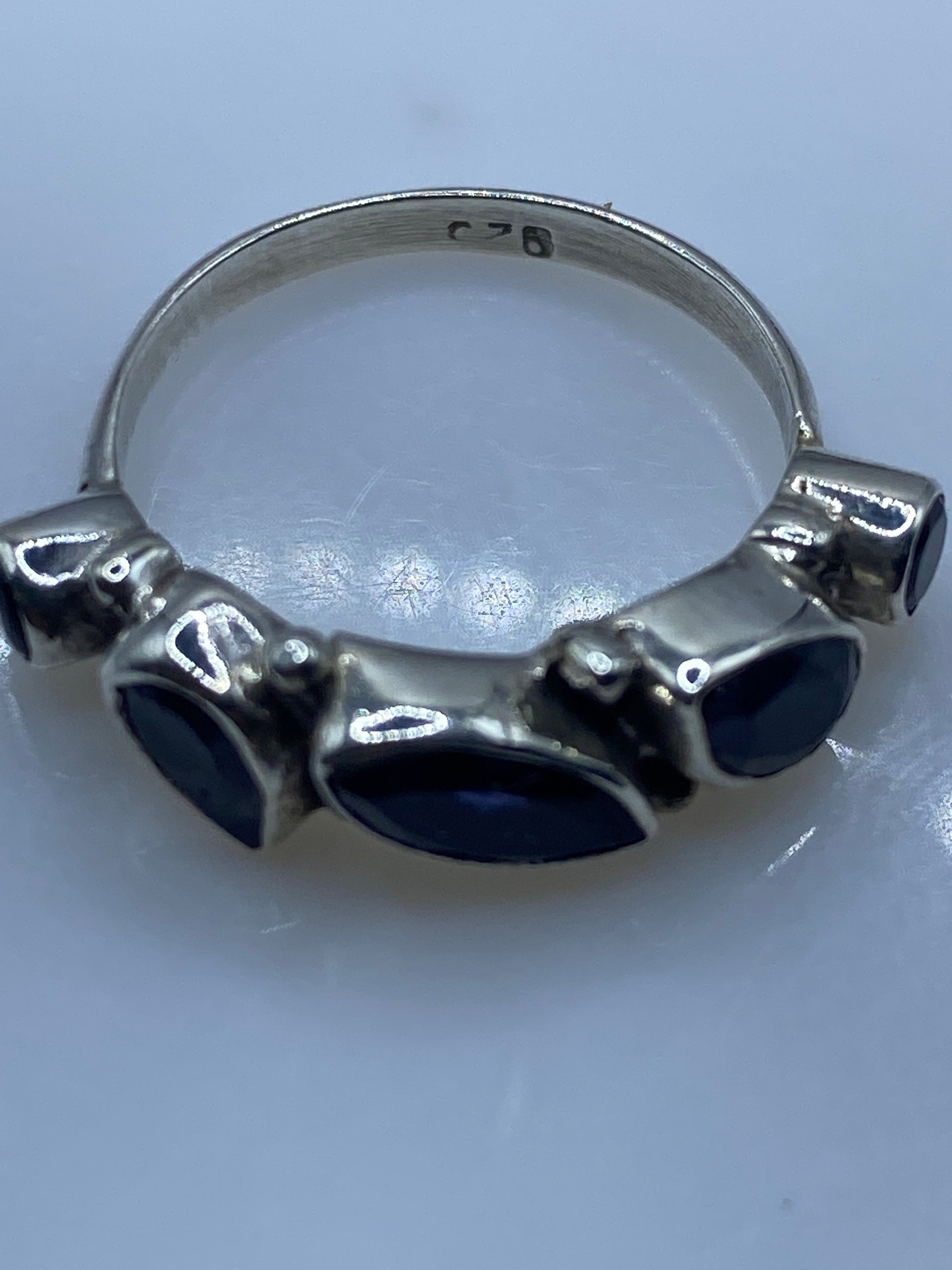 Anillo de Plata Circonia Azul Asimétrico — Minimalista Elegante — foto 5