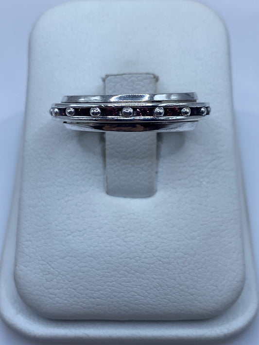 Anillo de plata con circonia rosa en estuche blanco, vista frontal