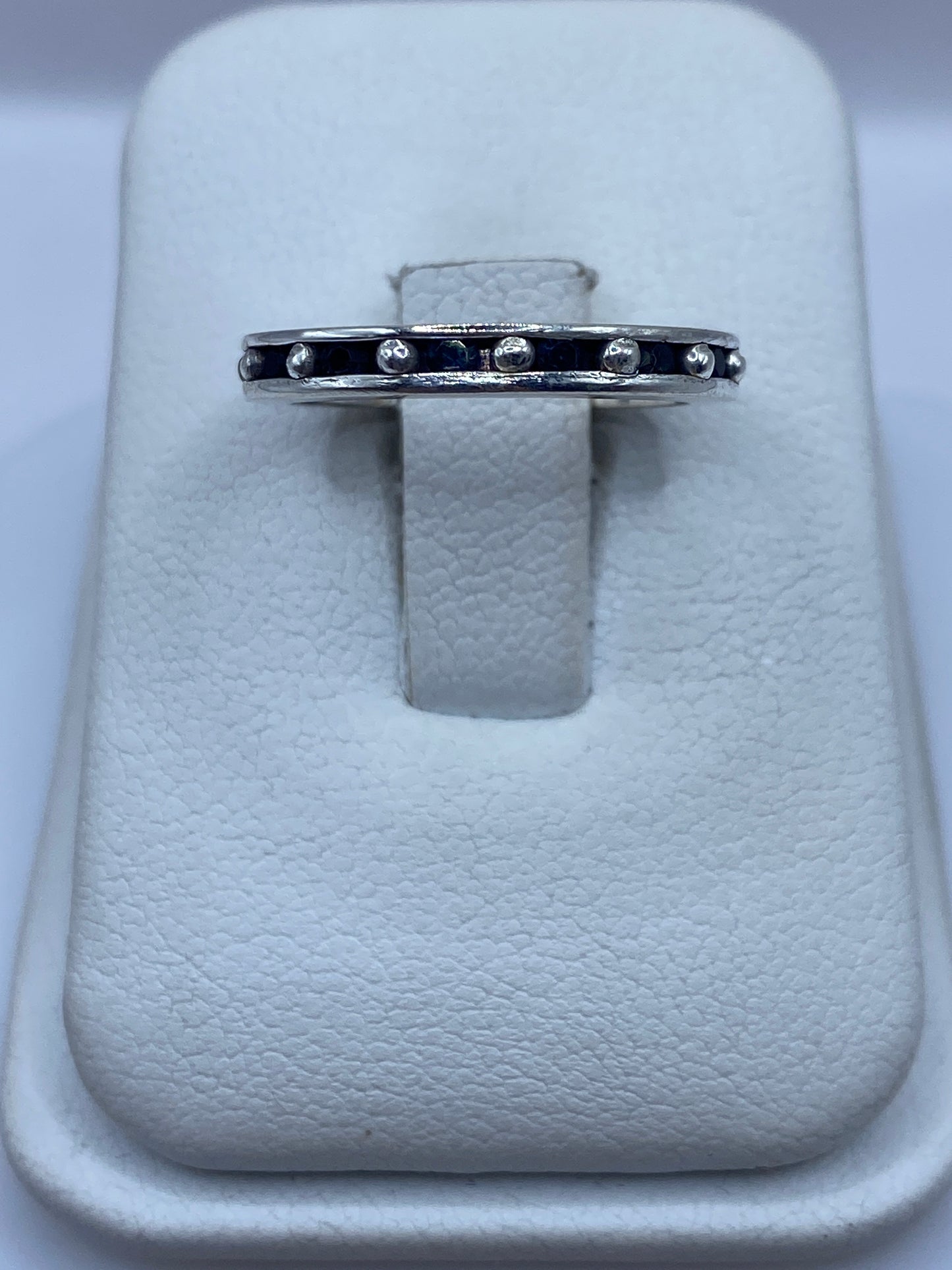 Anillo de plata .925 con circonia negra solitario, vista frontal en estuche blanco