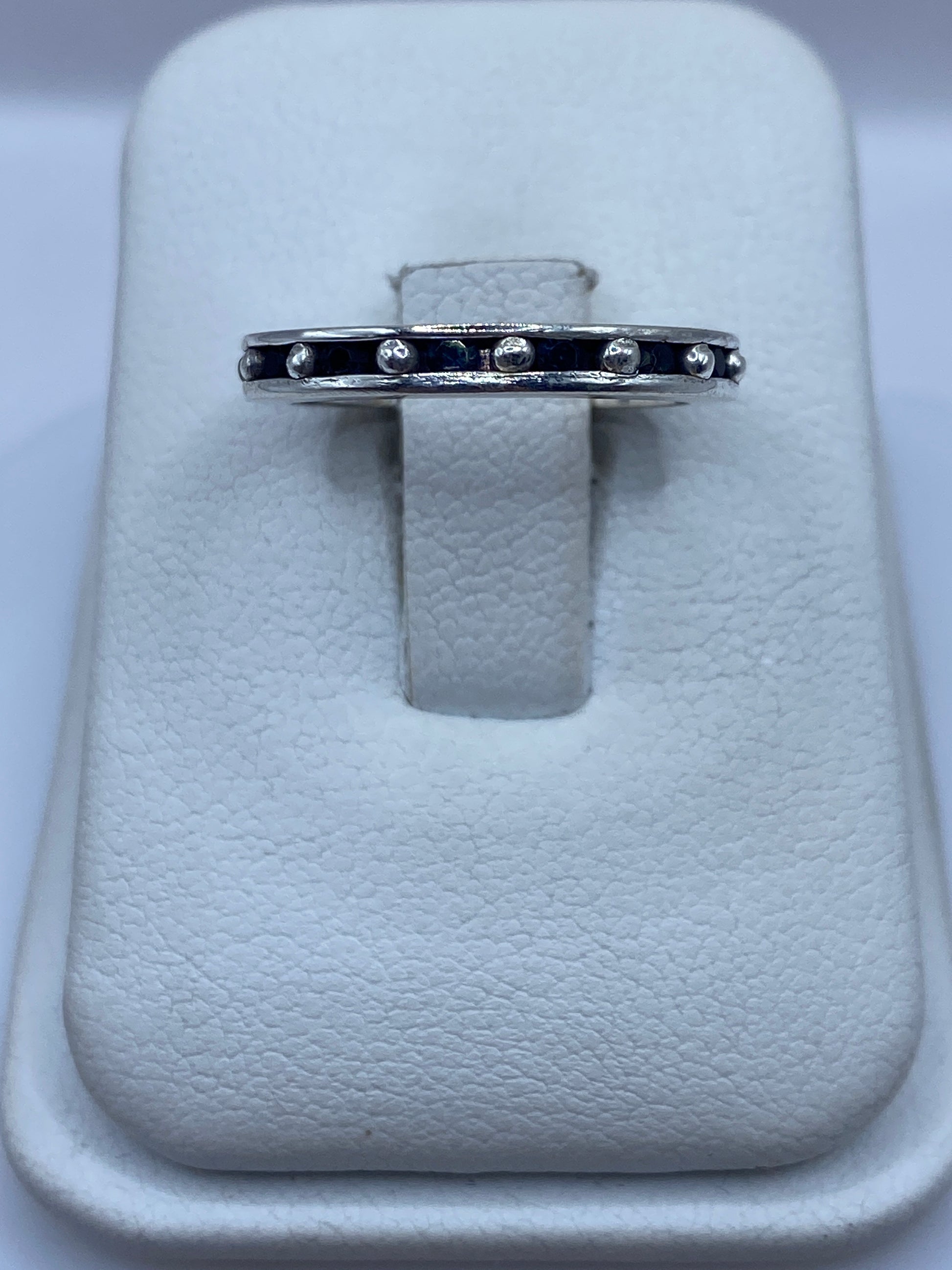Anillo de plata .925 con circonia negra solitario, vista frontal en estuche blanco