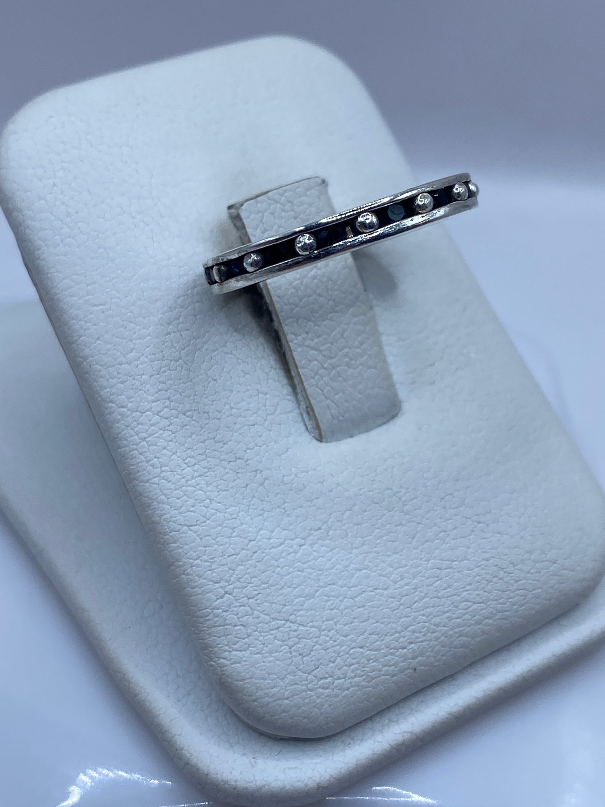 Anillo minimalista de circonia negra en plata, detalle lateral del engaste