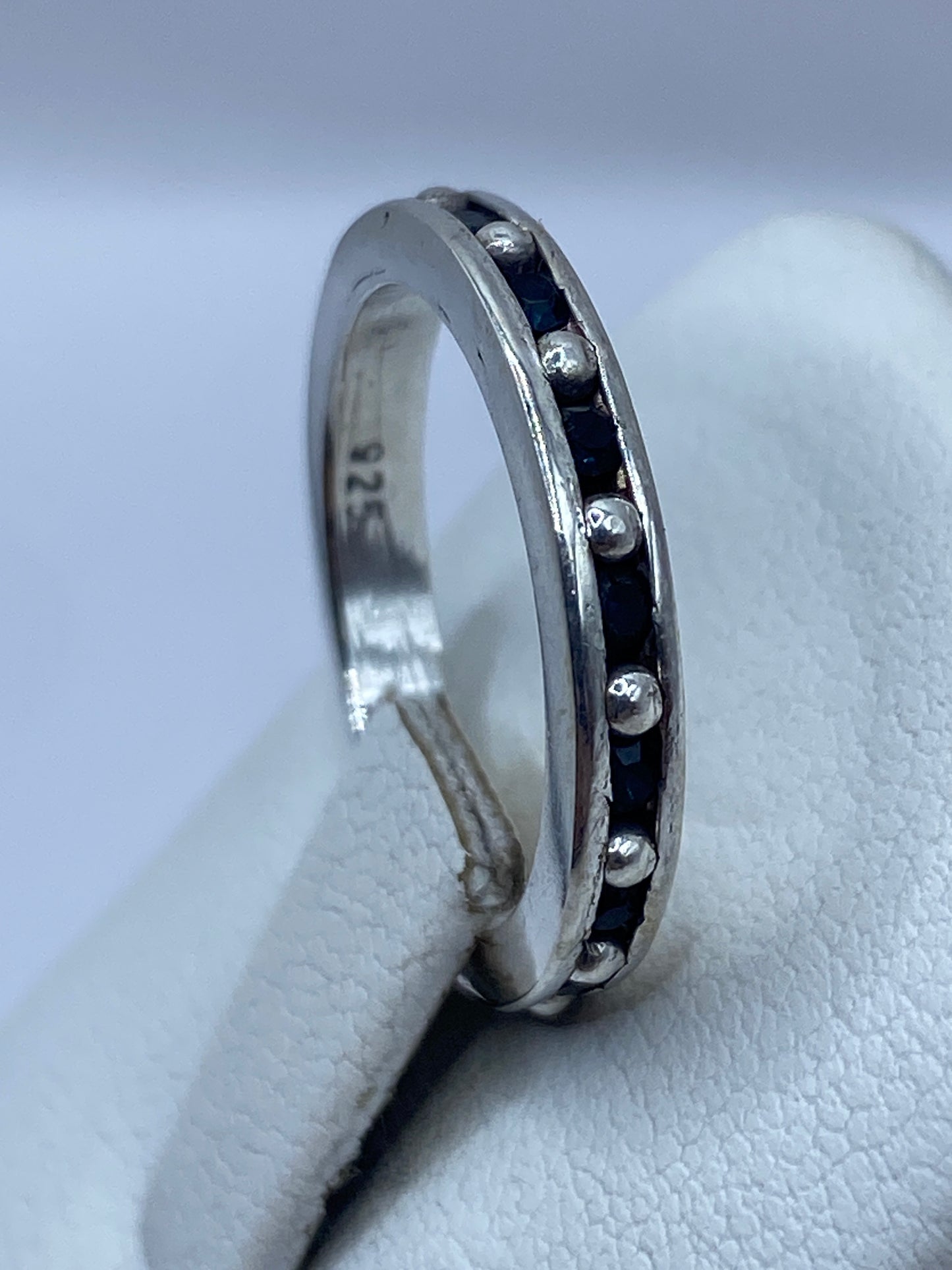Solitario de plata .925 circonia negra puesto en dedo, mostrando brillo y diseño