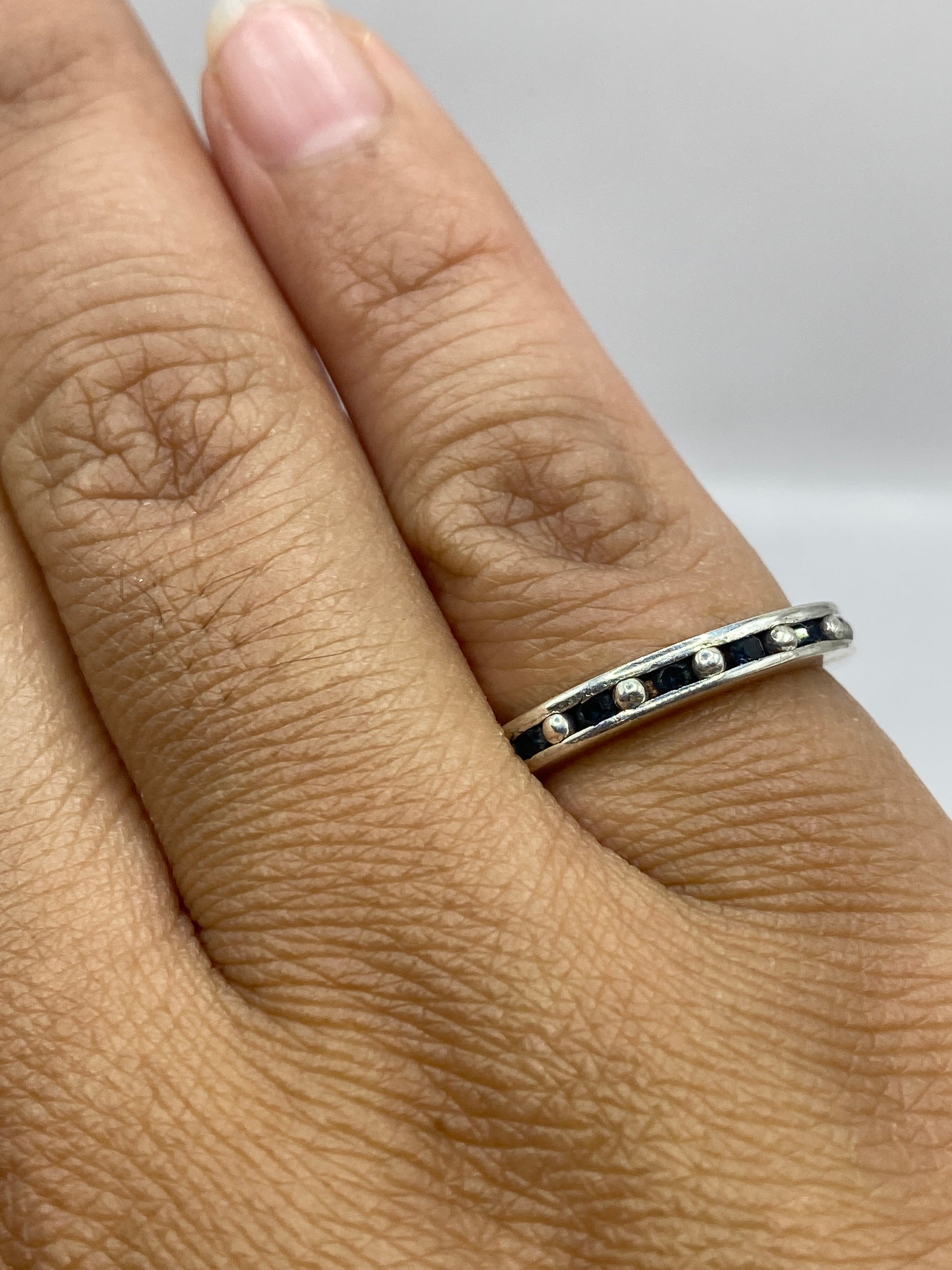 Anillo plata con sello .925 y circonia negra, vista de interior de banda