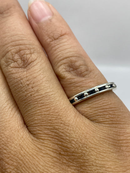 Anillo plata con sello .925 y circonia negra, vista de interior de banda