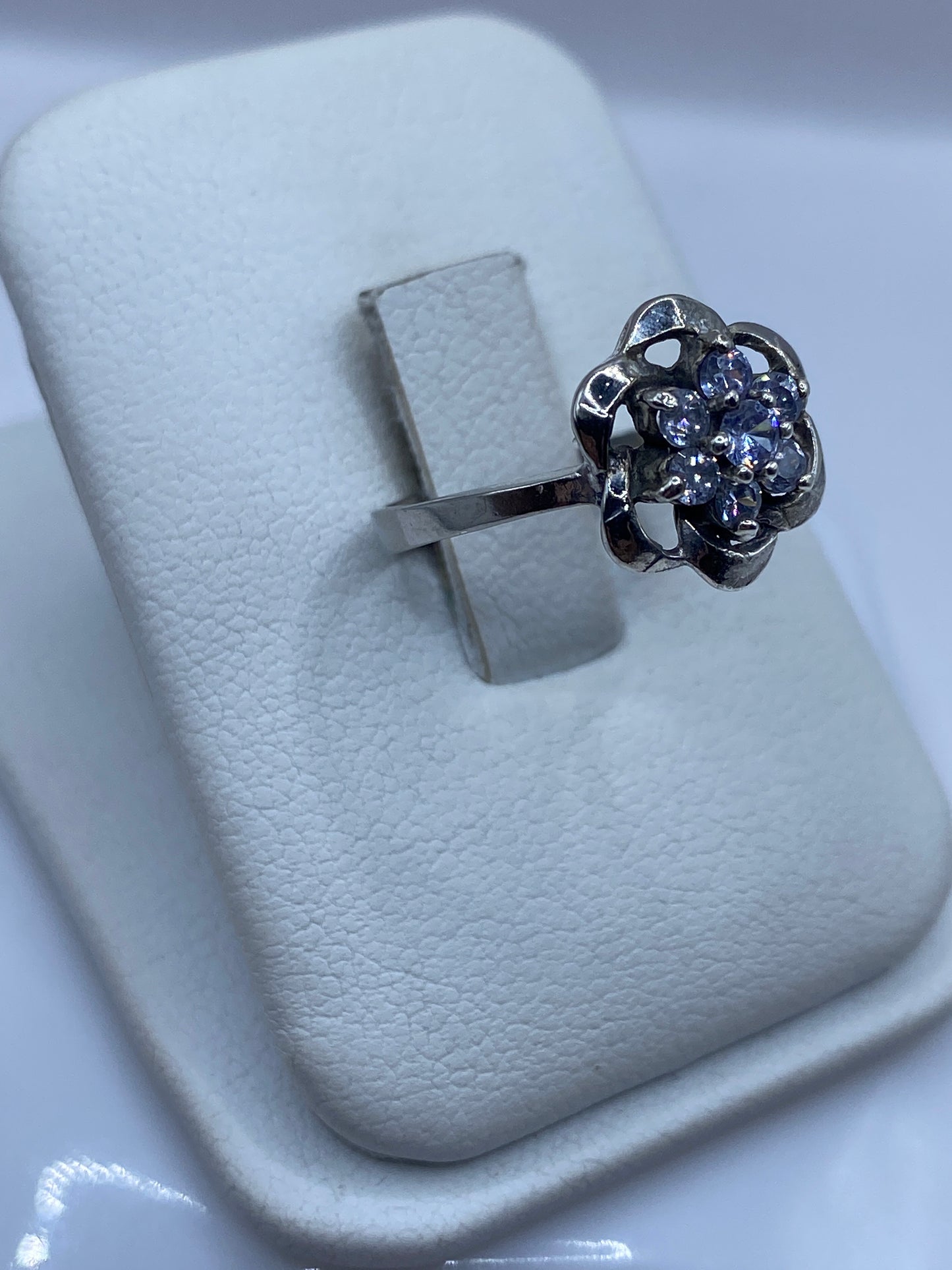 Vista lateral del anillo floral en plata .925 mostrando el arco ornamental
