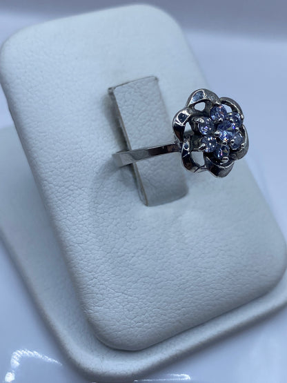 Vista lateral del anillo floral en plata .925 mostrando el arco ornamental