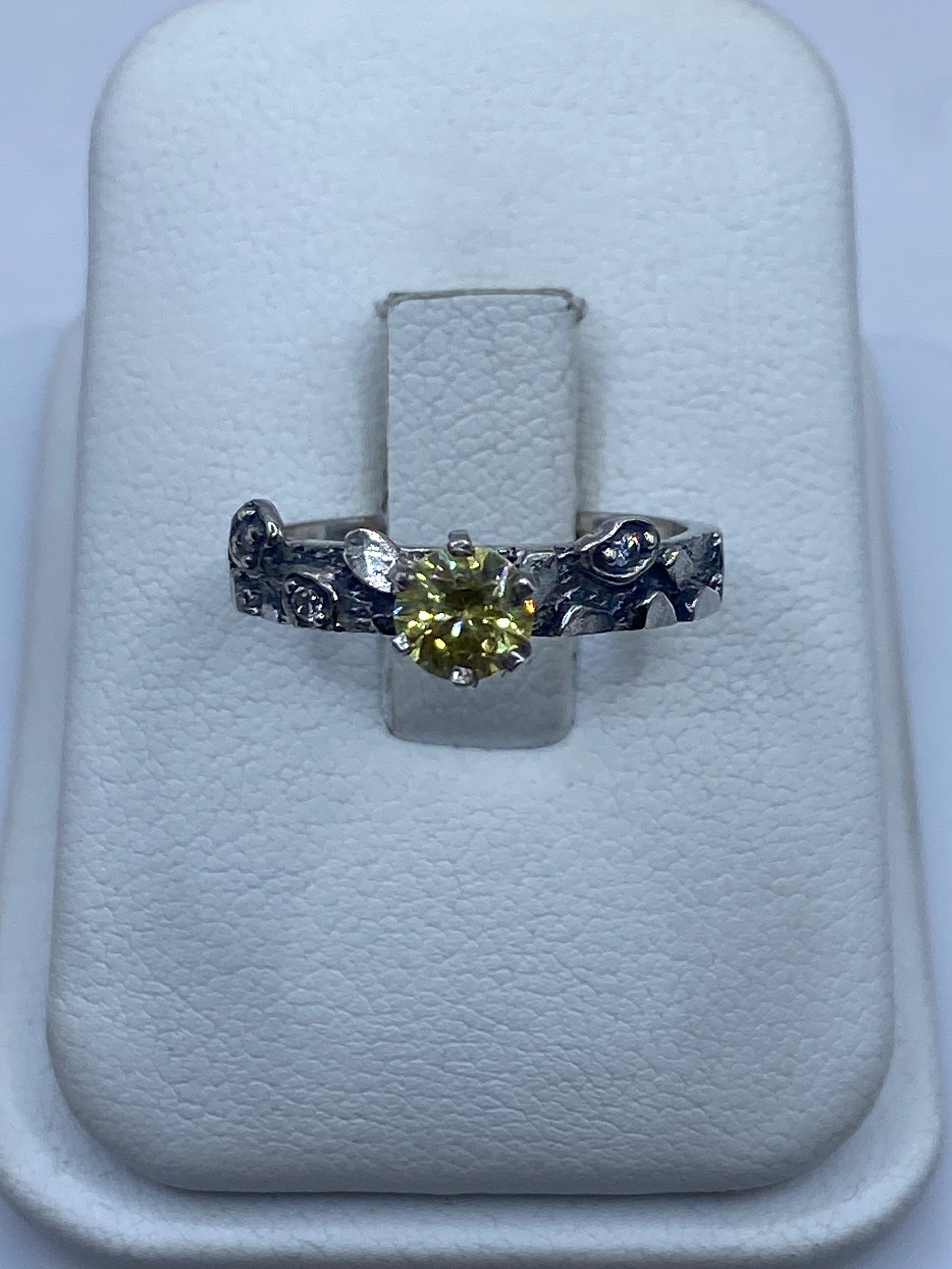 Anillo de plata solitario con circonia amarilla facetada y detalles florales en relieve