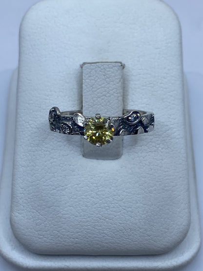 Anillo de plata solitario con circonia amarilla facetada y detalles florales en relieve