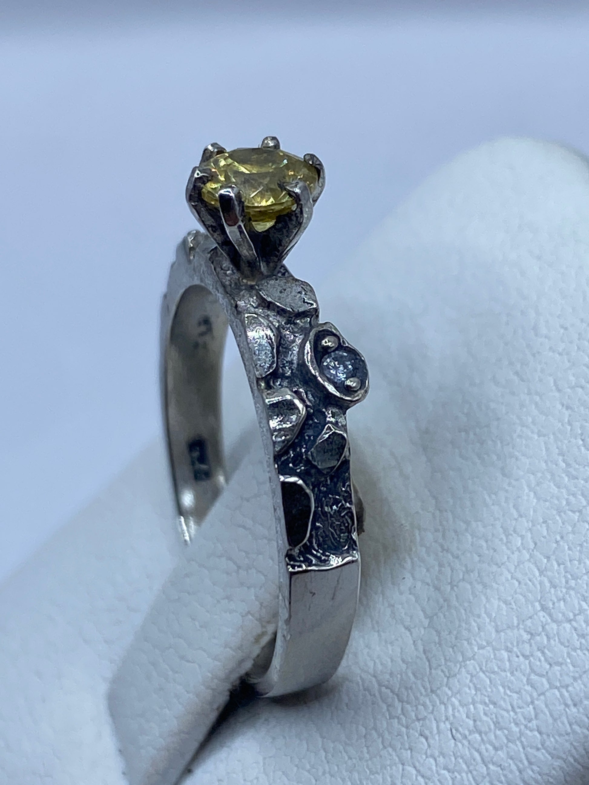 Circonia amarilla brillante engastada en plata sobre dedo