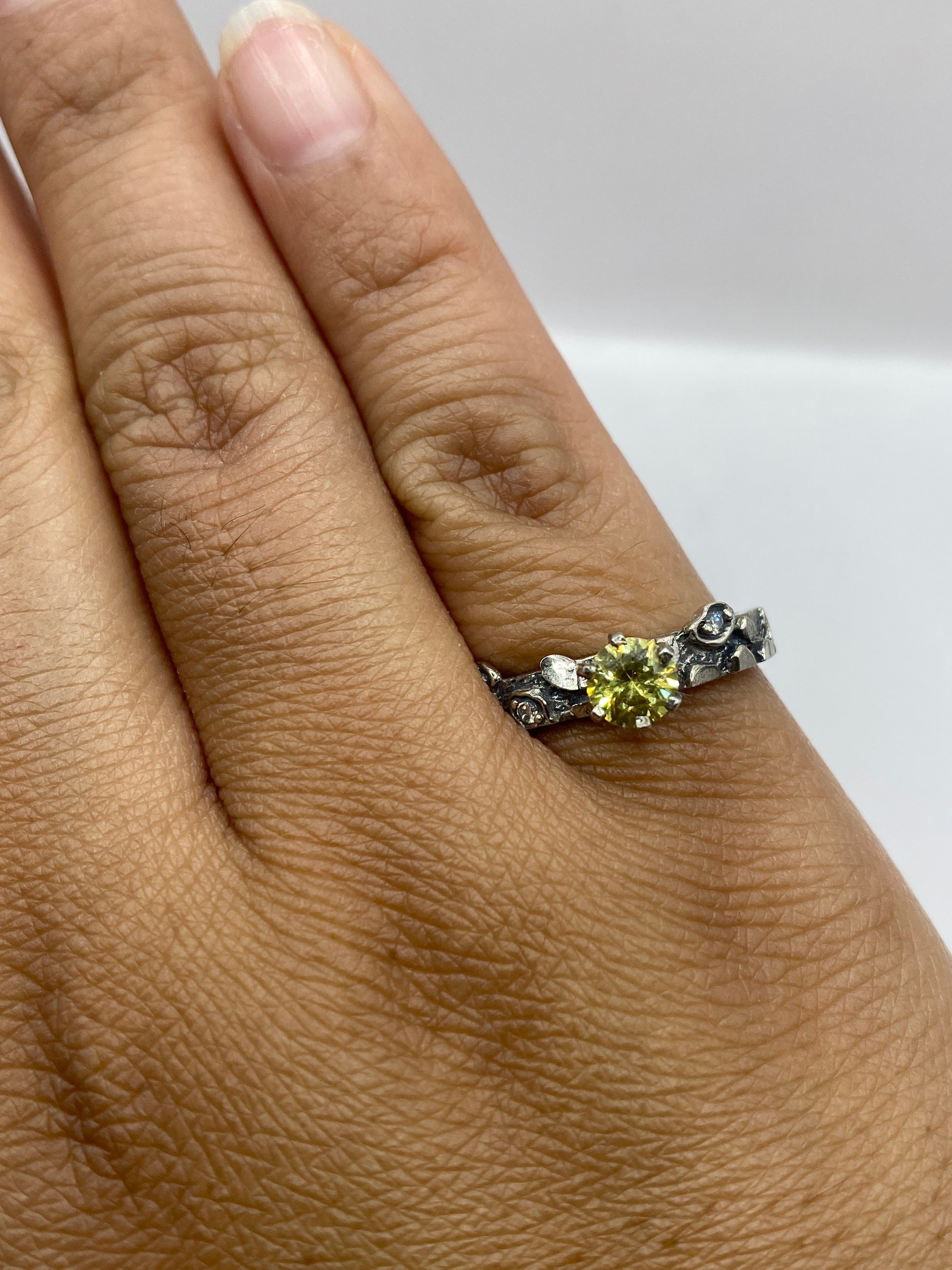 Anillo solitario de Taxco sobre fondo blanco mostrando el sello .925 MEXICO