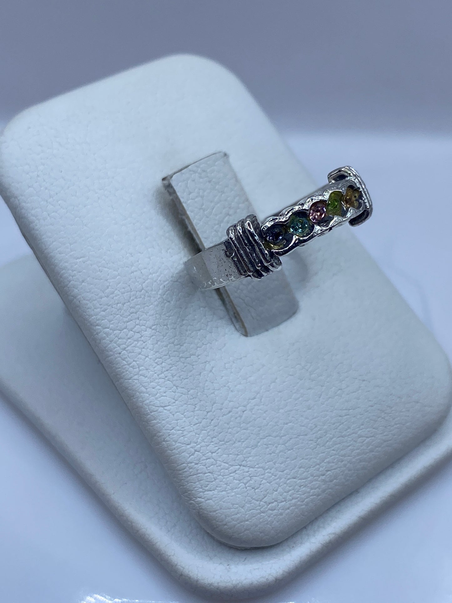 Vista lateral del anillo elegante con banda satinada en plata .925