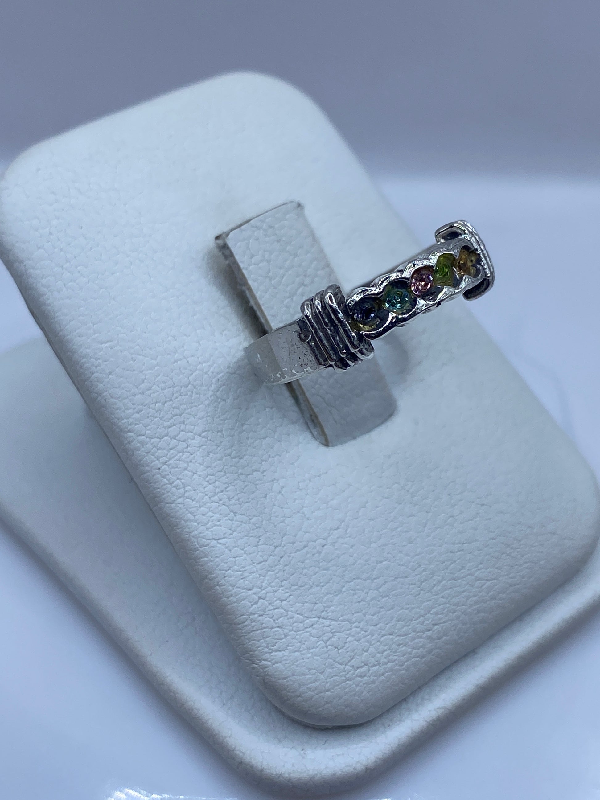 Vista lateral del anillo elegante con banda satinada en plata .925