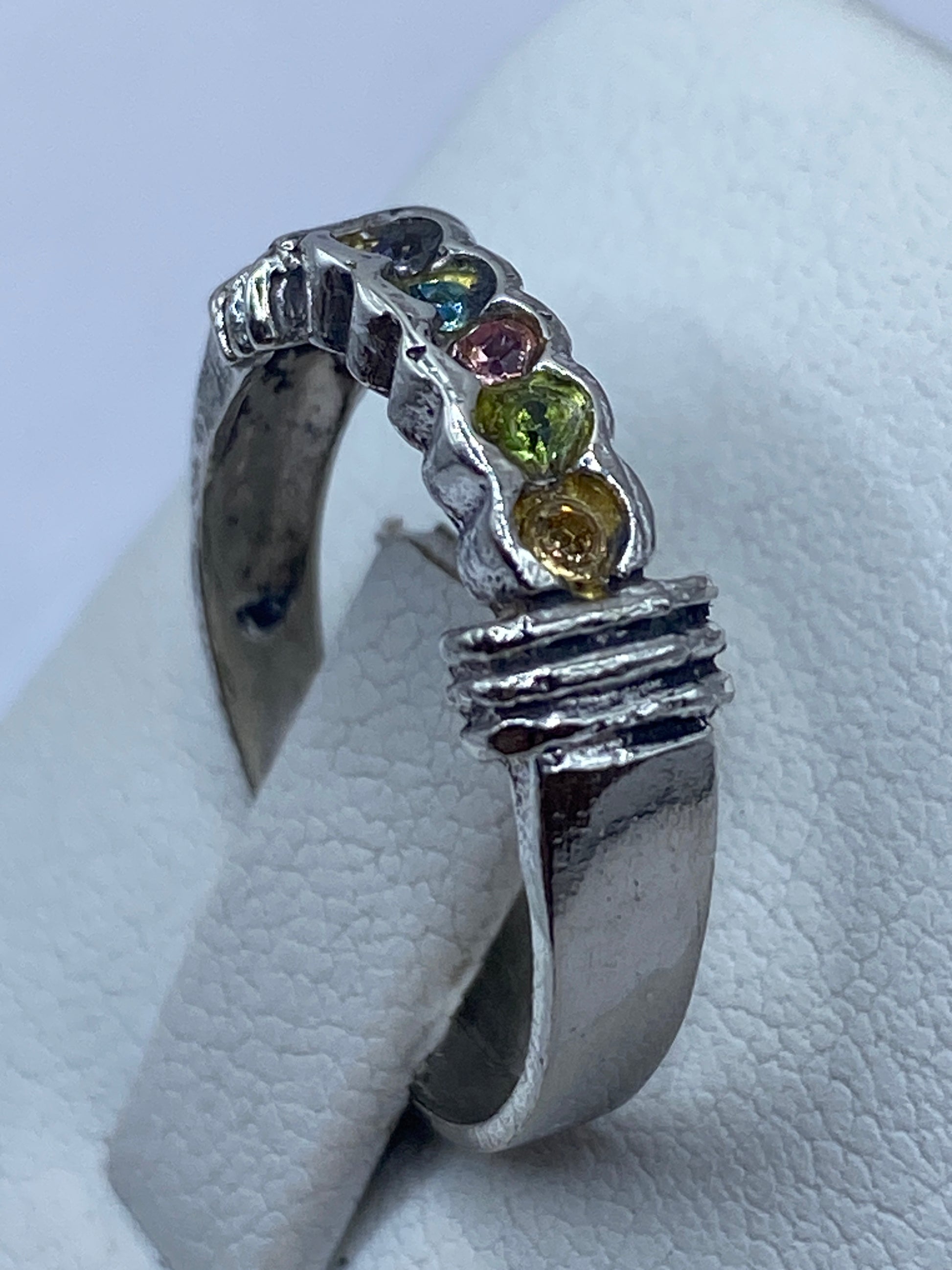 Detalle de las circonias multicolor engastadas a mano en plata de Taxco